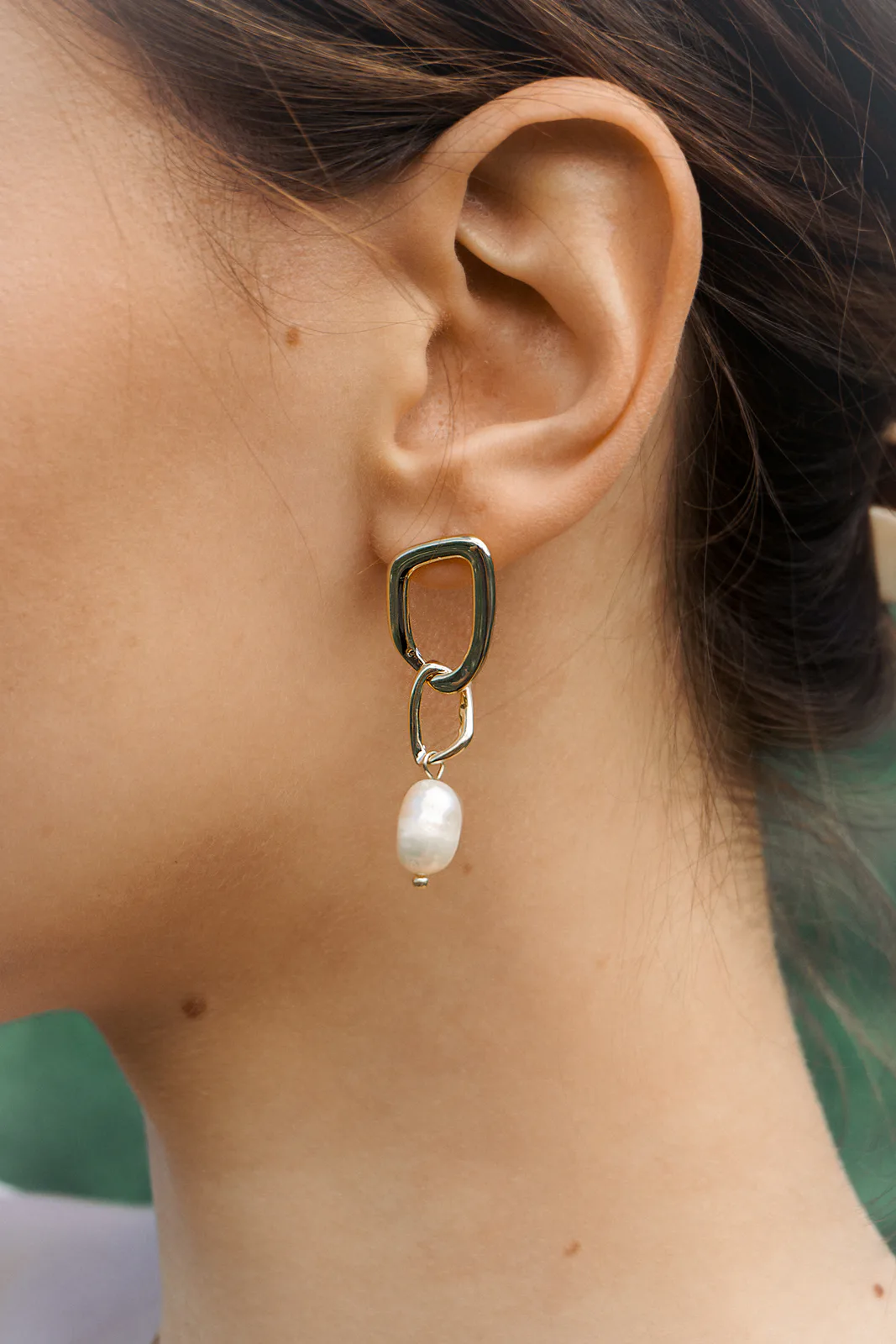 Dawn Pearl - freshwater pearl earring in stainless steel