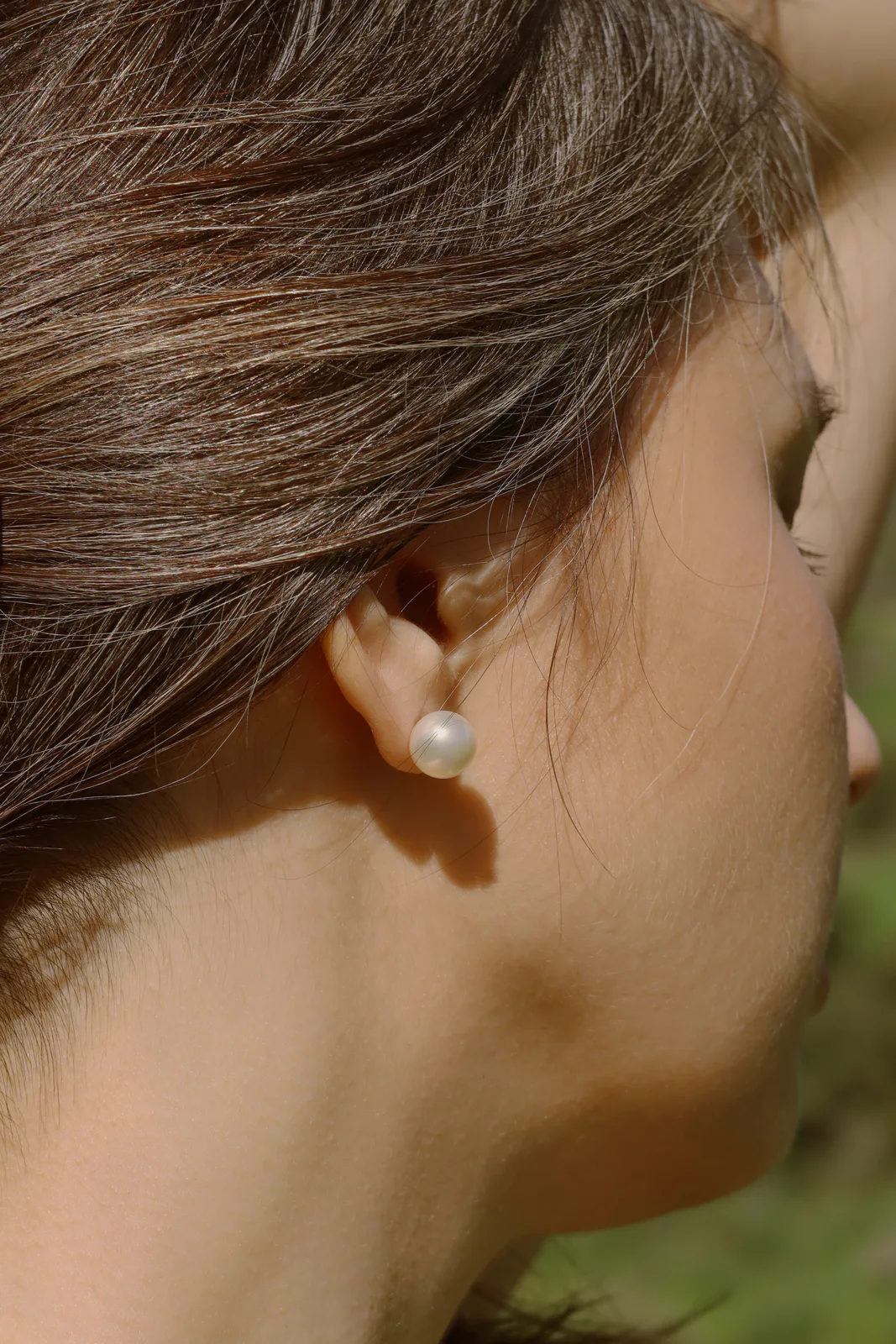 Whispering Shell - freshwater pearl earring in stainless steel